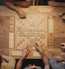 Table Scrabble ambiance conviviale vue aerienne SEO